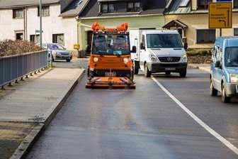 Dieselspur sorgt für Behinderungen auf der B101 - Die Ölwehr kam zum Einsatz, um die Fahrbahn zu reinigen.