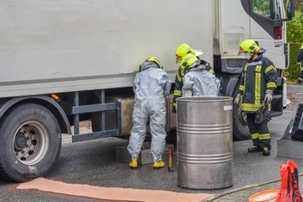 Dieseltank beschädigt: Feuerwehr rückt zu verunglücktem Lkw aus - Mehrere Feuerwehren sind am Montagvormittag zu einem auslaufenden Dieseltank in den Annaberg-Buchholzer Ortsteil Kleinrückerswalde ausgerückt.