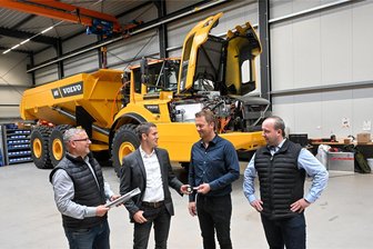 Dieselverbot für Baumaschinen: Darum macht sich eine Chemnitzer Firma für Norwegen unentbehrlich - Holte sich den Schlüssel für den voll elektrisch umgerüsteten XXL-Volvo-Muldenkipper in Chemnitz bei IMK engineering ab: Kjell Vidar Hamre (2.v.r.) von den Agder-Gruppen, Norwegen. Im Bild mit Tino Münzner, Christian Schreiter und Thomas Günther (v.l.).
