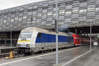 Dieselzüge zwischen Chemnitz und Leipzig haben ausgedient: Akku-Züge fahren teils über Borna - Die Doppelstock-Züge mit den Diesel-Lokomotiven sollen am Wochenende von der Strecke genommen werden.
