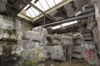 Diesem Schandfleck im Vogtland geht es nach zig Jahren an den Kragen - Industriebrache des ehemaligen Apparatebaus Mylau: Das Foto aus dem Jahr 2010 zeigt eingelagerte Glaswolle- und Textil-Ballen.