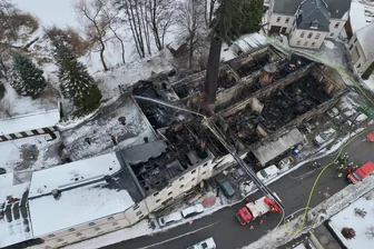 „Diesen Blick hat man selbst von der Drehleiter nicht“: Die Rolle der Drohne beim Großbrand in Kleinschirma - Die abgebrannte Autowerkstatt in Kleinschirma, aufgenommen von der Drohnenstaffel Oederan.