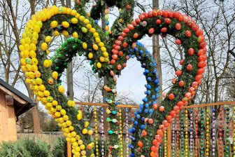 Diesen Osterbrunnen im Vogtland zieren mehr als 1700 handbemalte Eier - Üppiger Osterbrunnen in Bernsgrün. Der Ort liegt unweit von Mehltheuer und gehört bereits zu Thüringen.