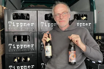 Diesen vogtländischen Gerstensaft gibt es nur in ausgewählten Restaurants: „Mein Bier ist lecker“ - Matthias Müller verkauft das Tippner-Bier auch in Flaschen. Das Hauptaugenmerk liegt jedoch auf dem Fassbierverkauf.