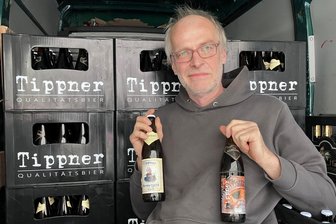 Diesen vogtländischen Gerstensaft gibt es nur in ausgewählten Restaurants: „Mein Bier ist lecker“ - Matthias Müller verkauft das Tippner-Bier auch in Flaschen. Das Hauptaugenmerk liegt jedoch auf dem Fassbierverkauf.