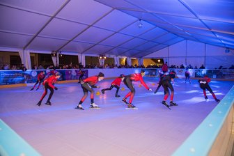 Diesen Winter gibt es erstmals zwei Eisbahnen im Vogtlandkreis: Ein Vergleich der Standorte Plauen und Oelsnitz - 250 Quadratmeter groß ist die Fläche der Eisbahn in Plauen. Sie ist komplett von einem Zelt umhüllt und somit überdacht. Sportlerinnen und Sportler vom Eisschnelllauf-Verein TSV Mylau zeigten zur Eröffnung ihr Können.
