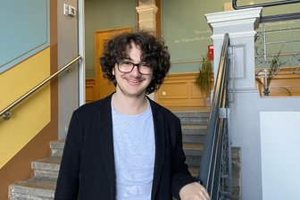 Dieser 16-Jährige ist Reichenbachs jüngster Abiturient: Lev Roth und sein Traum vom Einstein-Effekt - Lev Roth im Aufgang zur Aula des Goethe-Gymnasiums Reichenbach. Wenn der 16-jährige Abiturient die Treppe hochkommt, fällt ihm der an der Wand stehende Goethe-Satz ins Auge: Das schönste Glück des denkenden Menschen ist, das Erforschliche erforscht zu haben und das Unerforschliche ruhig zu verehren. Lev Roth: „Das ist gut.“