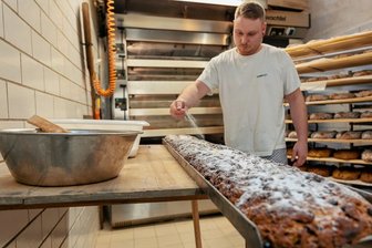 Dieser Bäcker eröffnet den Auerbacher Budenzauber - Was Steve Brasch von der Bäckerei Trützschler in Auerbach-Mühlgrün da bezuckert, ist sein Weihnachtsmarktstollen: 160 Zentimeter lang und etwa zehn Kilo schwer.