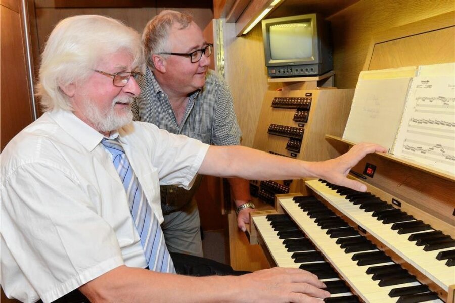 Dieser bekannte Organist eröffnet in Schneeberg die Orgelkonzertreihe - István Ella (vorn) war in der Vergangenheit öfter in Schneeberg; im Bild mit Pfarrer Frank Meinel. 