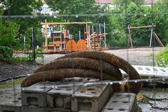 Dieser beliebte Spielplatz in Chemnitz bleibt weiterhin Baustelle - Blick durch den Bauzaun am Gerhart-Hauptmann-Platz. Die Arbeiten dauern länger als geplant.