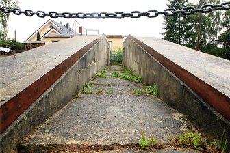 Dieser Betonrampe aus DDR-Zeiten in Zobes geht‘s an den Kragen - Die Fahrzeugrampe benötigt der Bauhof nicht mehr. Sie soll abgerissen werden.