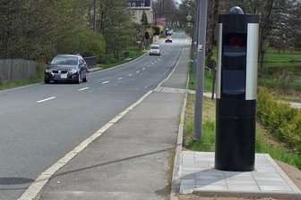Dieser Blitzer im Vogtland entwickelt sich zur Einnahmequelle für den Kreishaushalt - Der Blitzer in Schöneck löste im halben Jahr 3742-mal aus.