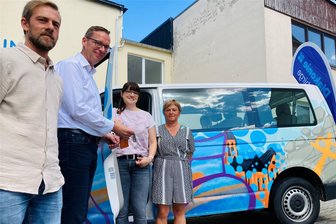 Dieser Bus sticht ins Auge: Diakonie im Erzgebirge verwirklicht besonderes Kunstprojekt - André Meyer, Diakonie-Vorstand Karsten Wilhelm, Corina Weinert und Manuela Wolf (v. l.) von der psychosozialen Kontaktstelle am bunten Bus.