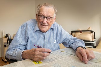 Dieser Erzgebirger macht auch mit 100 Jahren dem Bürgermeister noch etwas vor - Kreuzworträtsel halten Johannes Engelmann fit. Auch an seinem 100. Ehrentag löste der gebürtige Heidelberger das tägliche Rätsel in der „Freien Presse“.
