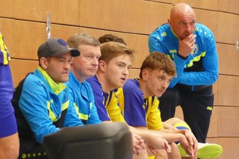 Dieser Fußball-Erzgebirgsligist geht ohne Trainer ins neue Jahr - In der Halle bilden Thomas Sturm (2. v. l.) und Mario Junkel (r.) das Trainergespann.