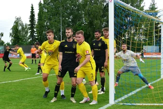 Dieser Fußball-Landesligist aus dem Erzgebirge greift nach dem letzten Strohhalm - Hoch konzentriert - wie bei diesem Eckball - gehen die Motor-Kicker (gelbe Trikots) das vorletzte Saisonspiel in Dresden an.