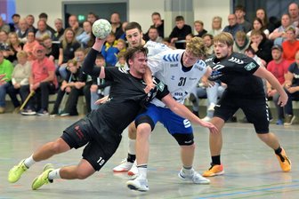 Dieser Handball-Oberligist aus dem Erzgebirge peilt den vierten Sieg in Folge an - Der Zwönitzer Miroslav Jahn (am Ball) will mit seinen Teamkollegen die Zwönitzer Erfolgsserie ausbauen.