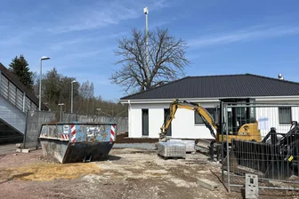 Dieser Hausarzt im Chemnitzer Umland nimmt noch Patienten auf - Noch ähnelt das Außengelände einer Baustelle. Doch die Hausarztpraxis in Oberlichtenau nahe des Bahn-Haltepunkts ist seit 1. April ist geöffnet.