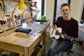 Dieser junge Mann holt einen begehrten Preis ins Vogtland - Paul Hildebrandt aus Markneukirchen hat für seine Konzertgitarre den Deutschen Musikinstrumentenpreis 2025 erhalten.