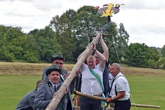 Dieser Königsadler ist der widerspenstigste Vogel beim Königsschießen in Gahlenz - Der Königsadler wird aufgestellt beim Schützenfest in Gahlenz: Da ahnte noch niemand, wieviel Geduld und Ausdauer der Vogel die Männer und Frauen kosten würde.