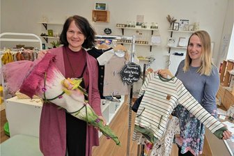 Dieser Laden für Handgemachtes in Zwönitz schließt gleich wieder - Kathrin Gerber (links) und Jessica Gerlich bieten Gefilztes und Genähtes im Kurzzeitladen in Zwönitz an. 