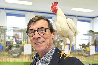 Dieser Mann aus dem Vogtland brennt für seine Leidenschaft - Hartmut Schätzer mit einem Modernen Englischen Zwergkämpfer.