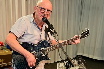 Dieser Musiker aus dem Vogtland steht länger auf der Bühne als die Puhdys - Frieder Mosch aus Klingenthal ist seit 58 Jahren Musiker und seit 15 Jahren Alleinunterhalter.