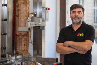 Dieser neue Imbiss-Betreiber in Plauen setzt auf einen Döner-Roboter - Ziad Abdullah ist stolz auf seinen Fleisch-Roboter. Zum Nichtstun bleibt ihm dennoch keine Zeit.