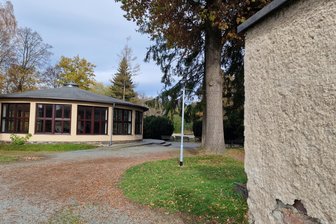 Dieser Ort im Vogtland wird attraktiver für Camper und Caravans - Der Pavillon am alten Bad Schönau wird gerne für Veranstaltungen genutzt. Damit das Ensemble attraktiver wird, bekommt er einen Toilettenanbau.
