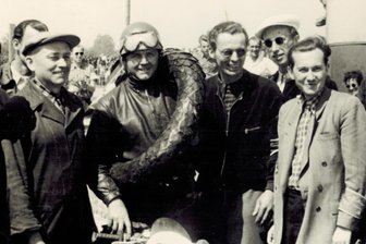 Dieser Pionier des DDR-Motorradrennsports hätte im Dezember seinen 100. Geburtstag gefeiert - Bernau 1952: Vater Kurt Haase und Sohn Siegfried, Kurt Kämpf und Alfred Hartmann (von links) nach einem Rennen.