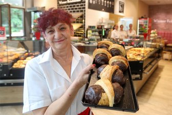Dieser Plauener Bäcker ist der einzige, der am Sonntag öffnet - Ganz schön groß, diese Schoko-Croissants! Filial-Chefin Daniela Hentzschel bietet Süßes ebenso an wie Herzhaftes.