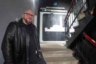 Dieser Plauener war schon bei mehr als 100 Depeche Mode-Konzerten: „Zu DDR-Zeiten habe ich nicht geglaubt, die Jungs jemals live zu erleben“ - Carsten Zerbaum legt seit 1999 in der Röste zur Depeche Mode-Party auf.