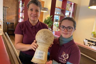 Dieser Preis geht ins Vogtland: Vor Freude gibt es Dubai-Kaffee und einen Sprung auf der Hüpfburg - Steffi Pausch (links) und Sveja Glaß mit dem Sächsischen Inklusionspreis. Der Lebenshilfe-Tochter „DieLei“ und deren 44 Mitarbeitern wurde er in der Kategorie „Wohnen und Arbeit“ verliehen.