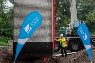 Dieser Quader bringt das schnelle Netz - Recht schmucklos kommt er daher, ist aber die Schnittstelle zwischen der Fernleitung und neuen Glasfaserleitungen für Kunden in Rochlitz, Zettlitz und Seelitz. Am Mittwoch wurde das Bauteil, korrekt als Point of Presence (PoP) bezeichnet, an der Zaßnitzer Straße in Rochlitz abgesetzt. Nun wird es noch mit Technik ausgestattet. 