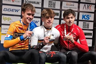 Dieser Radsportler aus dem Erzgebirge ist bei der Deutschen Cross-Meisterschaft auf das Podest gefahren - Alwin Beyer (links) vom RSV 54 Venusberg durfte sich bei der Cross-DM der Junioren über Silber freuen.