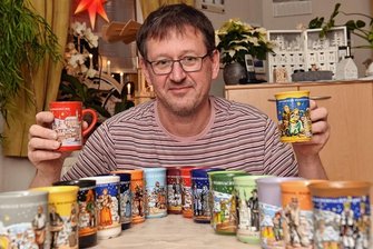 Dieser Sammler aus dem Erzgebirge hat alle Tassen im Schrank - Roy Hübner aus Jöhstadt ist Sammler der Glühweintassen des Annaberger Weihnachtsmarktes. Mit einer ehrgeizigen Suchaktion hat er alle seit 2002 herausgebrachten Exemplare aufgestöbert. Sie zieren in den Adventstagen die gute Stube. 