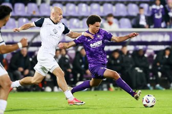 Dieser Spieler des FC Erzgebirge Aue reist erneut zur Nationalmannschaft - Jonah Fabisch (r.), hier beim 0:2 der Auer gegen Mannheim, hat eine weitere Einladung zur Nationalmannschaft von Simbabwe erhalten.