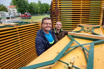 Dieser Sportverein packt richtig an: Was die SG Stahlbau zur Familienwanderung der „Freien Presse“ alles auf die Beine stellt - Der Countdown auf dem Sportplatz am Lindentempel läuft: Jugendleiter Stephan Bergmann (links) und Stefan Walther stellen Bierbankgarnituren auf.