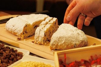 Dieser Stollen aus Annaberg schmeckt nach Kräuterbitter - So sieht er aus, der 750 Gramm schwere Gößner-Stollen aus Annaberg-Buchholz. Basierend auf dem Rezept des Original Erzgebirgischen Butterstollens ist er mit Kräuterlikör verfeinert und im Bergwerk gereift. 