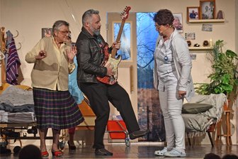 Dieser Theaterverein im Erzgebirge zeigt den Aufstand im Seniorenheim - Erzgebirgischer Theaterverein Hormersdorf. Aufführung 2024, mit Irma (Gudrun Drummer), Oberschwester (Antje Unger) und Opa Müllerschön (Michael Ullmann) im Altersheim. Der rockt als AC/DC-Fan.
