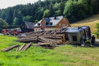Dieser Unfall darf eigentlich gar nicht passieren: Holztransporter verunglückt in Rittersgrün - Ein Holzlaster, der am 24. Juli auf der Staatsstraße 271 in Richtung Grenzübergang Oberwiesenthal fuhr, geriet in Ehrenzipfel nach rechts auf den nachgebenden Randstreifen. Der Sattelzug kippte zur Seite, wobei der Fahrer verletzt wurde. Nicht nur Anwohner der Unfallstelle meinen, dass große Lkw hier gar nicht fahren dürften.