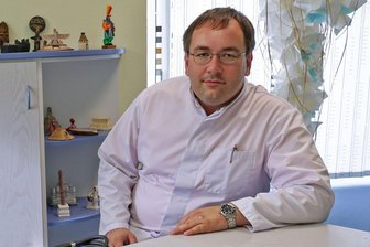 „Dieser Veranstalter riskiert Menschenleben“: Wirbel um Musikfestival in Callenberg - Der Allgemeinmediziner Christoph Lohmann hatte in der Nacht zum Sonntag Dienst. Durch den Lärm sieht er seine Arbeit gefährdet.