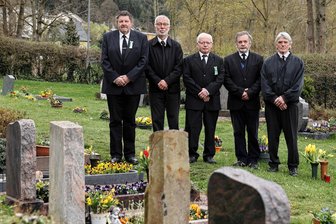 Dieser Verein im Erzgebirge ist seit 175 Jahren für die Toten da - Für eine Beerdigung braucht es fünf Männer. Vier tragen, einer nimmt die Haltebalken von der Grube. Von links: Bernd Schreier, Ludwig Böhme, Bernd Mager, Roland Schubert und Joachim Schreier. Es gibt nur zwei Frauen im Verein.