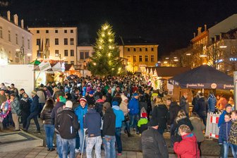 Dieser Weihnachtsmarkt im Vogtland öffnet am Abend länger - Der Treuener Weihnachtsmarkt findet wieder am 1. Adventswochenende statt: Diesmal ist am Samstag bis 22 Uhr geöffnet.