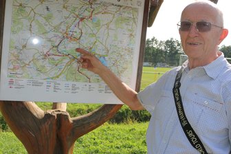 Dieser Weischlitzer weiß fast alles über sein Heimatdorf - Einen Rundgang durch Weischlitz zu besonderen Plätzen organisiert Hans-Jürgen Voigt.