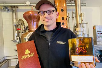Dieser Whisky aus dem Erzgebirge steht bei Sammlern hoch im Kurs - Destillateur Enrico Siegel präsentiert in der Brennerei von Lautergold einen besonderen Tropfen: Der 290er Whisky ist eine Hommage an das 290-jährige Bestehen der Traditionsfirma Lautergold.