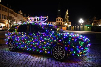 Dieses 2000-Lichter-Auto lässt die Leute staunen - Zum Weihnachtsmarkt am Samstag und Sonntag in Rochlitz soll das Auto auch zu sehen sein.
