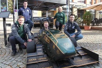 Dieses Auto ist so teuer wie ein neues Einfamilienhaus - Henning Wegner, Patrick Deunert, Christoph Sträche-Pflegel, Johanna Wismeth und Sebastian Helbig (von links) vom WHZ-Racing-Team an ihrem neuen Auto, mit dem sie die nächste Rennsaison bestreiten wollen. 