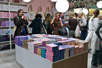 „Dieses Buch hat mich zerstört“ - Was steckt hinter dem beliebten Literatur-Genre „New Adult“? - Der New-Adult-Stand auf der Frankfurter Buchmesse.