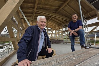 Dieses Dorf im Vogtland erhält eine eigene Bühne mit Verpflegungsstation - Andreas Engelbrecht-Eichstädt (links) und Ingo Penzel an der Vereinsbühne.